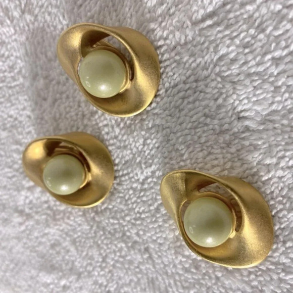 Vintage Brushed Gold Tone Clip On Earrings And Necklace Pendant Set - Picture 5 of 6